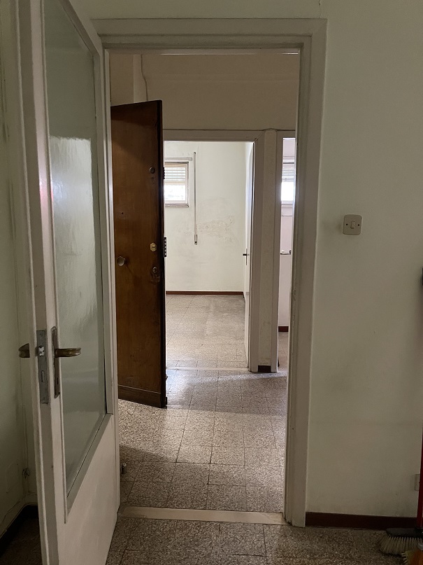 Abitazione int.2 di 5 vani con ascensore e cantina n.2 (7 mq). Dati catastali [N.C.E.U.]: cat.A/3, fg. 269, part. 315, sub. 602 e cat.C/2, fg. 269, part. 315, sub. 603. Sup cat. 68 + 7 mq. Piena proprietà lotto libero.