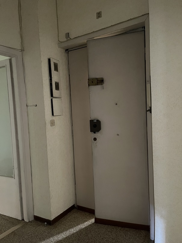 Abitazione int.2 di 5 vani con ascensore e cantina n.2 (7 mq). Dati catastali [N.C.E.U.]: cat.A/3, fg. 269, part. 315, sub. 602 e cat.C/2, fg. 269, part. 315, sub. 603. Sup cat. 68 + 7 mq. Piena proprietà lotto libero.