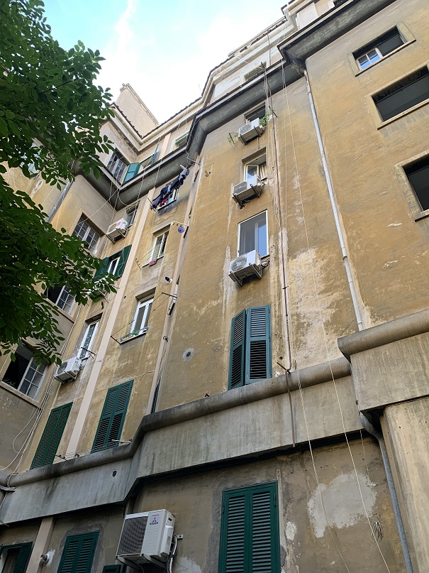 Abitazione int.18 di 4,5 vani senza ascensore + balconi. Dati catastali [N.C.E.U.]: cat.A/4, fg. 898, part. 119, sub. 68. Sup cat. 86. Piena proprietà lotto libero.