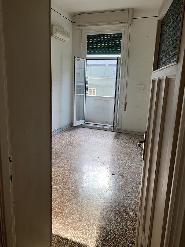 Abitazione int.18 di 4,5 vani senza ascensore + balconi. Dati catastali [N.C.E.U.]: cat.A/4, fg. 898, part. 119, sub. 68. Sup cat. 86. Piena proprietà lotto libero.