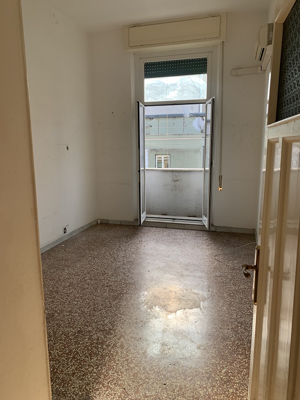 Abitazione int.18 di 4,5 vani senza ascensore + balconi. Dati catastali [N.C.E.U.]: cat.A/4, fg. 898, part. 119, sub. 68. Sup cat. 86. Piena proprietà lotto libero.