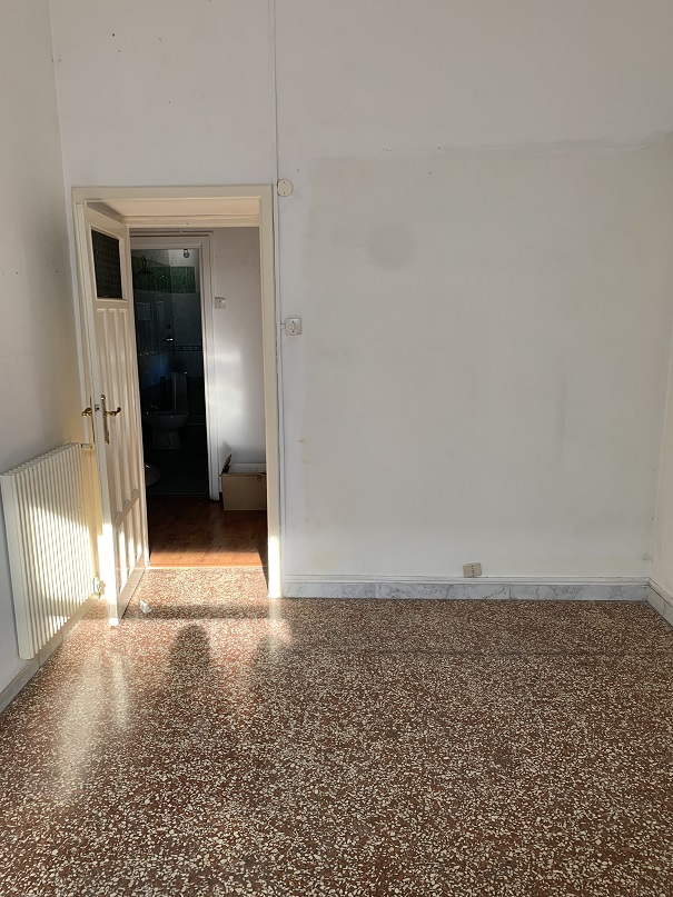 Abitazione int.18 di 4,5 vani senza ascensore + balconi. Dati catastali [N.C.E.U.]: cat.A/4, fg. 898, part. 119, sub. 68. Sup cat. 86. Piena proprietà lotto libero.