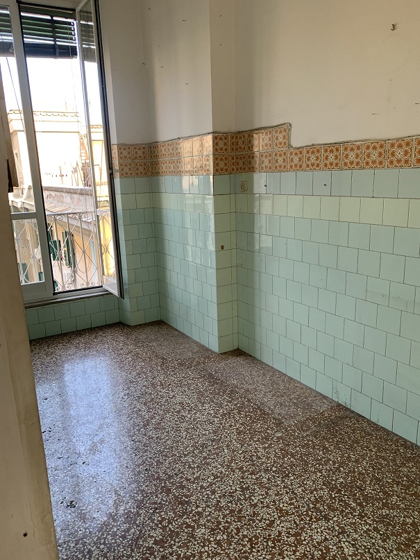 Abitazione int.18 di 4,5 vani senza ascensore + balconi. Dati catastali [N.C.E.U.]: cat.A/4, fg. 898, part. 119, sub. 68. Sup cat. 86. Piena proprietà lotto libero.