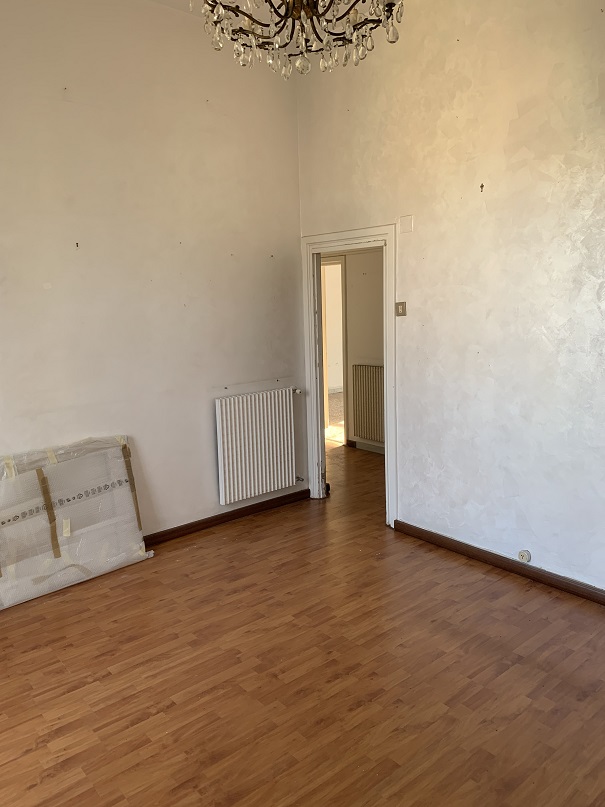 Abitazione int.18 di 4,5 vani senza ascensore + balconi. Dati catastali [N.C.E.U.]: cat.A/4, fg. 898, part. 119, sub. 68. Sup cat. 86. Piena proprietà lotto libero.