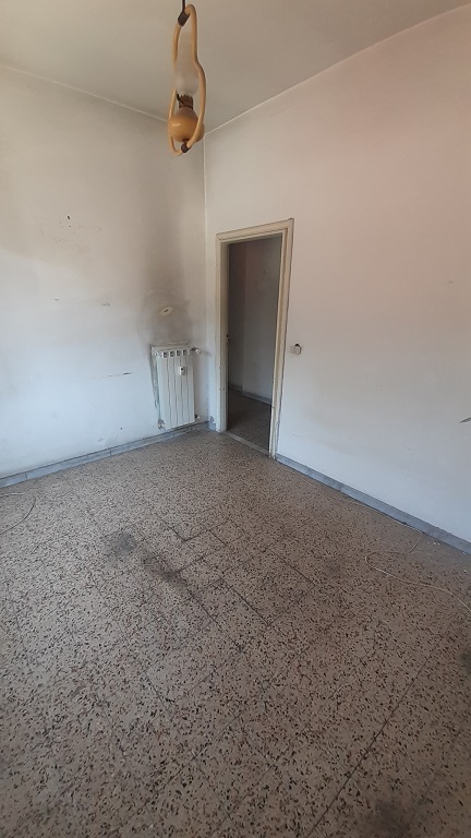 Abitazione int.1 di 4 vani con ascensore + balcone e cantina n.1 (9 mq). Dati catastali [N.C.E.U.]: cat.A/3, fg. 853, part. 50, sub. 515 e C/2, fg. 853, part. 50, sub. 516. Sup cat. 71+9. Piena proprietà lotto libero.