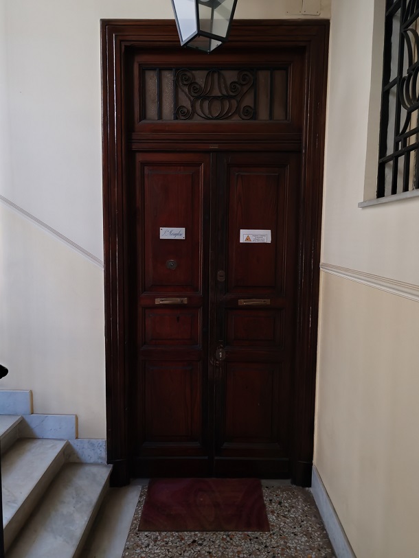 Abitazione int.6 di 5,5 vani con ascensore + balconi e cantina (34 mq). Dati catastali [N.C.E.U.]: cat.A/2, fg. 572, part. 6, sub. 10 e C/2, fg. 572, part. 6, sub. 510. Sup cat. 101 + 34. Piena proprietà lotto libero.