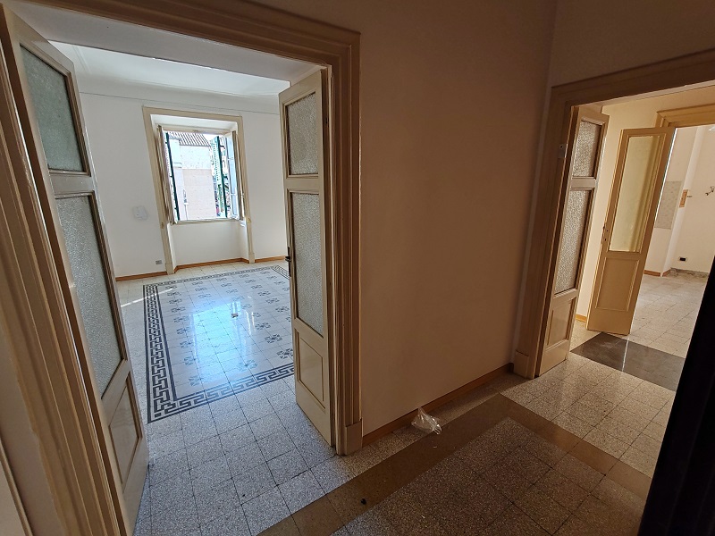 Abitazione int.6 di 5,5 vani con ascensore + balconi e cantina (34 mq). Dati catastali [N.C.E.U.]: cat.A/2, fg. 572, part. 6, sub. 10 e C/2, fg. 572, part. 6, sub. 510. Sup cat. 101 + 34. Piena proprietà lotto libero.