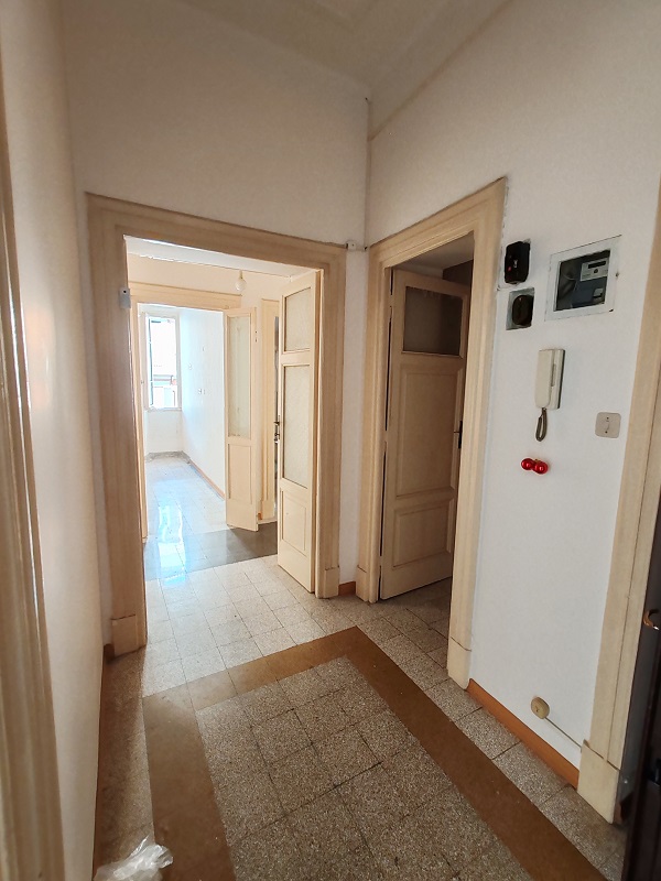 Abitazione int.6 di 5,5 vani con ascensore + balconi e cantina (34 mq). Dati catastali [N.C.E.U.]: cat.A/2, fg. 572, part. 6, sub. 10 e C/2, fg. 572, part. 6, sub. 510. Sup cat. 101 + 34. Piena proprietà lotto libero.