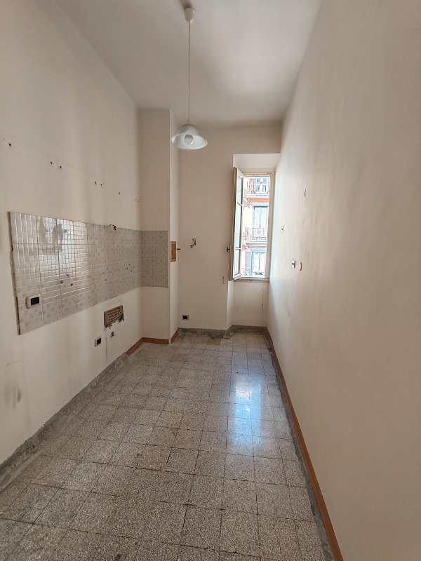 Abitazione int.6 di 5,5 vani con ascensore + balconi e cantina (34 mq). Dati catastali [N.C.E.U.]: cat.A/2, fg. 572, part. 6, sub. 10 e C/2, fg. 572, part. 6, sub. 510. Sup cat. 101 + 34. Piena proprietà lotto libero.