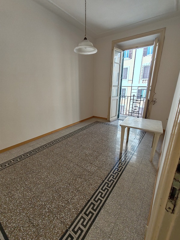 Abitazione int.6 di 5,5 vani con ascensore + balconi e cantina (34 mq). Dati catastali [N.C.E.U.]: cat.A/2, fg. 572, part. 6, sub. 10 e C/2, fg. 572, part. 6, sub. 510. Sup cat. 101 + 34. Piena proprietà lotto libero.