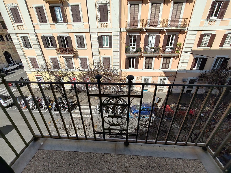 Abitazione int.6 di 5,5 vani con ascensore + balconi e cantina (34 mq). Dati catastali [N.C.E.U.]: cat.A/2, fg. 572, part. 6, sub. 10 e C/2, fg. 572, part. 6, sub. 510. Sup cat. 101 + 34. Piena proprietà lotto libero.