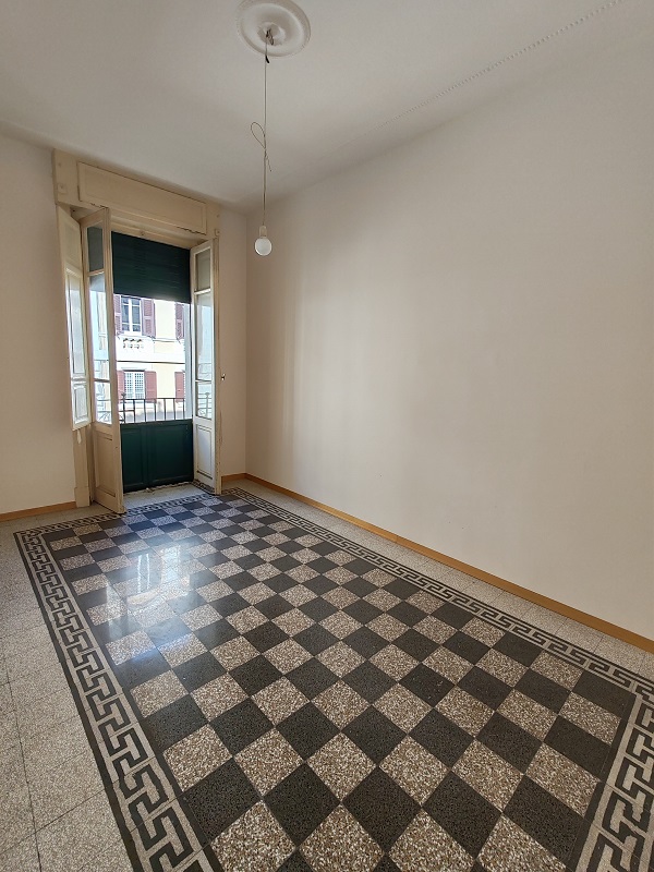 Abitazione int.6 di 5,5 vani con ascensore + balconi e cantina (34 mq). Dati catastali [N.C.E.U.]: cat.A/2, fg. 572, part. 6, sub. 10 e C/2, fg. 572, part. 6, sub. 510. Sup cat. 101 + 34. Piena proprietà lotto libero.