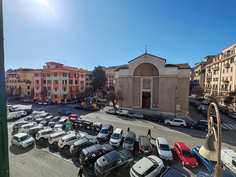 Abitazione int.6 di 5,5 vani con ascensore + balconi e cantina (34 mq). Dati catastali [N.C.E.U.]: cat.A/2, fg. 572, part. 6, sub. 10 e C/2, fg. 572, part. 6, sub. 510. Sup cat. 101 + 34. Piena proprietà lotto libero.