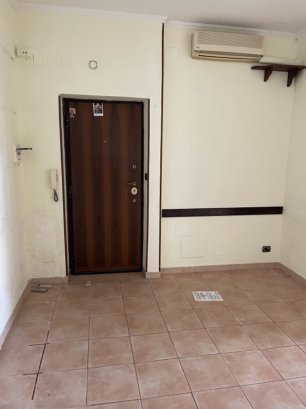 Abitazione int.13 di 3,5 vani con ascensore + balconi. Dati catastali [N.C.E.U.]: cat.A/3, fg. 843, part. 743, sub. 16. Sup cat. 63. Piena proprietà lotto libero.