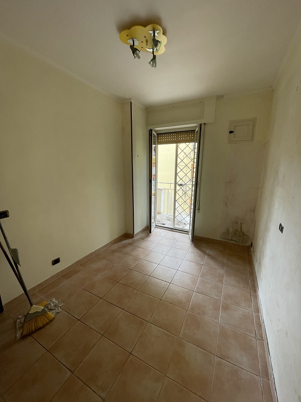 Abitazione int.13 di 3,5 vani con ascensore + balconi. Dati catastali [N.C.E.U.]: cat.A/3, fg. 843, part. 743, sub. 16. Sup cat. 63. Piena proprietà lotto libero.