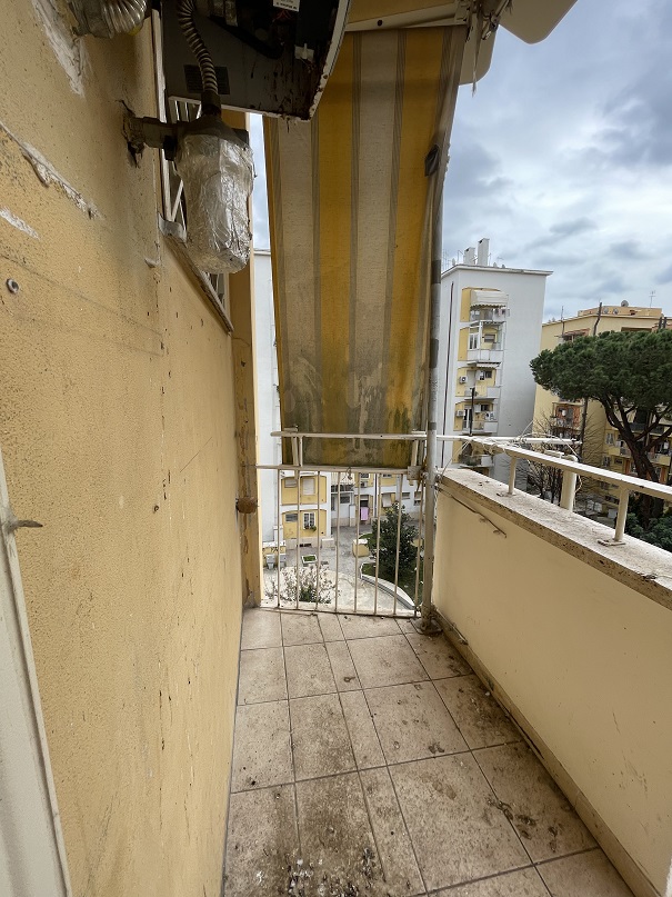 Abitazione int.13 di 3,5 vani con ascensore + balconi. Dati catastali [N.C.E.U.]: cat.A/3, fg. 843, part. 743, sub. 16. Sup cat. 63. Piena proprietà lotto libero.