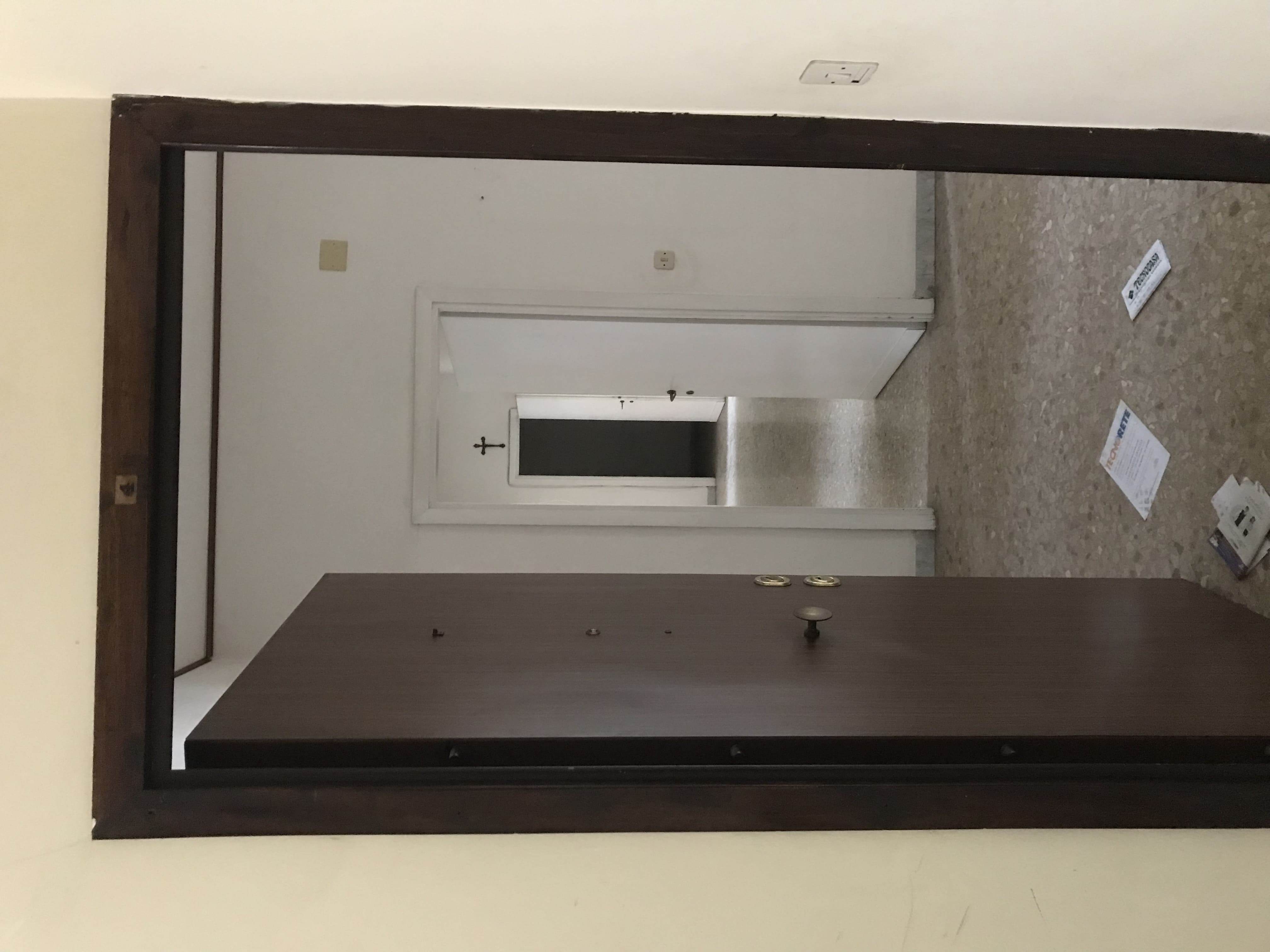 Abitazione int.4 di 8,5 vani con ascensore + balconi. Dati catastali [N.C.E.U.]: cat.A/3, fg. 853, part. 371, sub. 5. Sup cat. 147. Piena proprietà lotto libero.