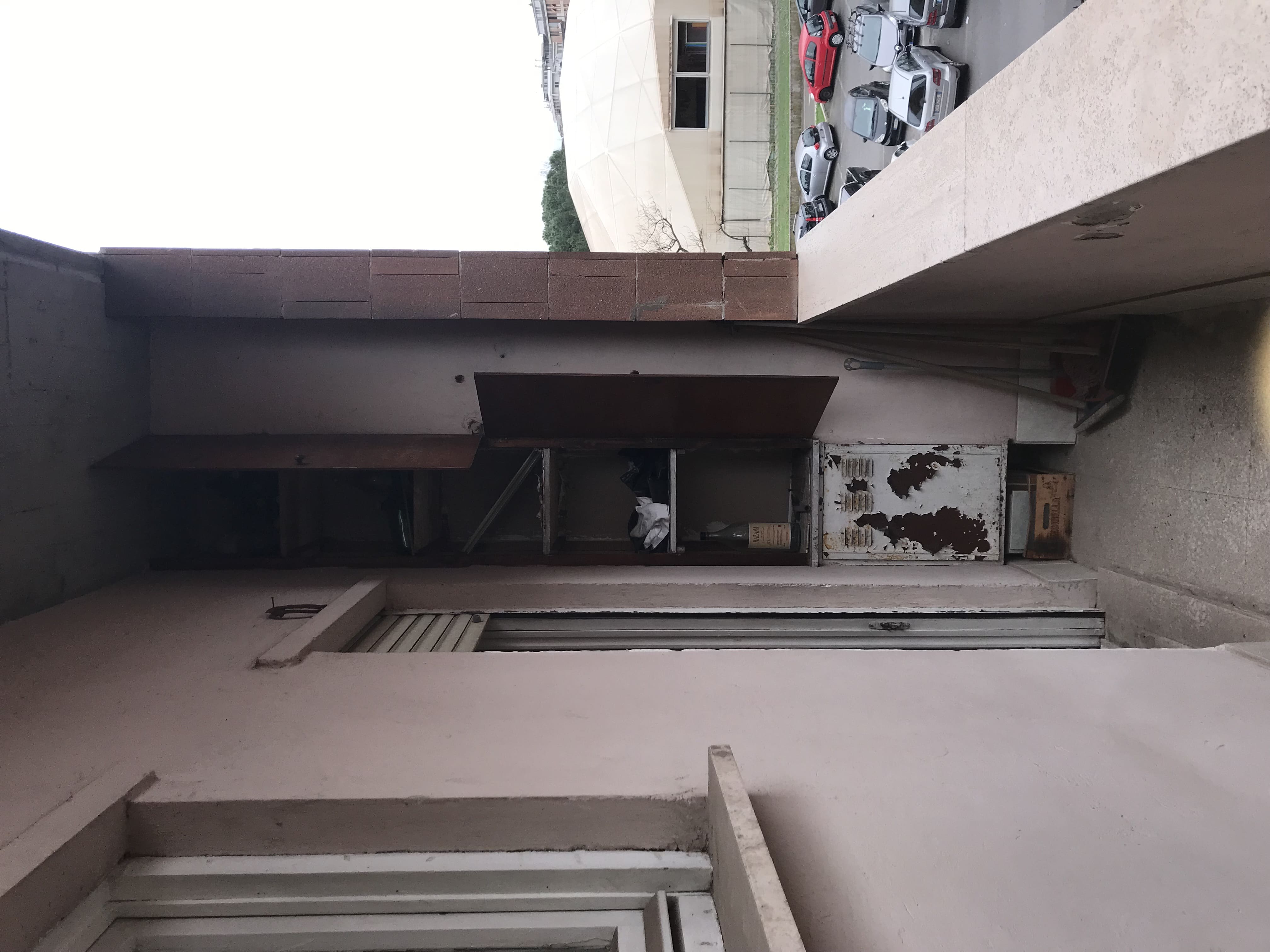 Abitazione int.4 di 8,5 vani con ascensore + balconi. Dati catastali [N.C.E.U.]: cat.A/3, fg. 853, part. 371, sub. 5. Sup cat. 147. Piena proprietà lotto libero.