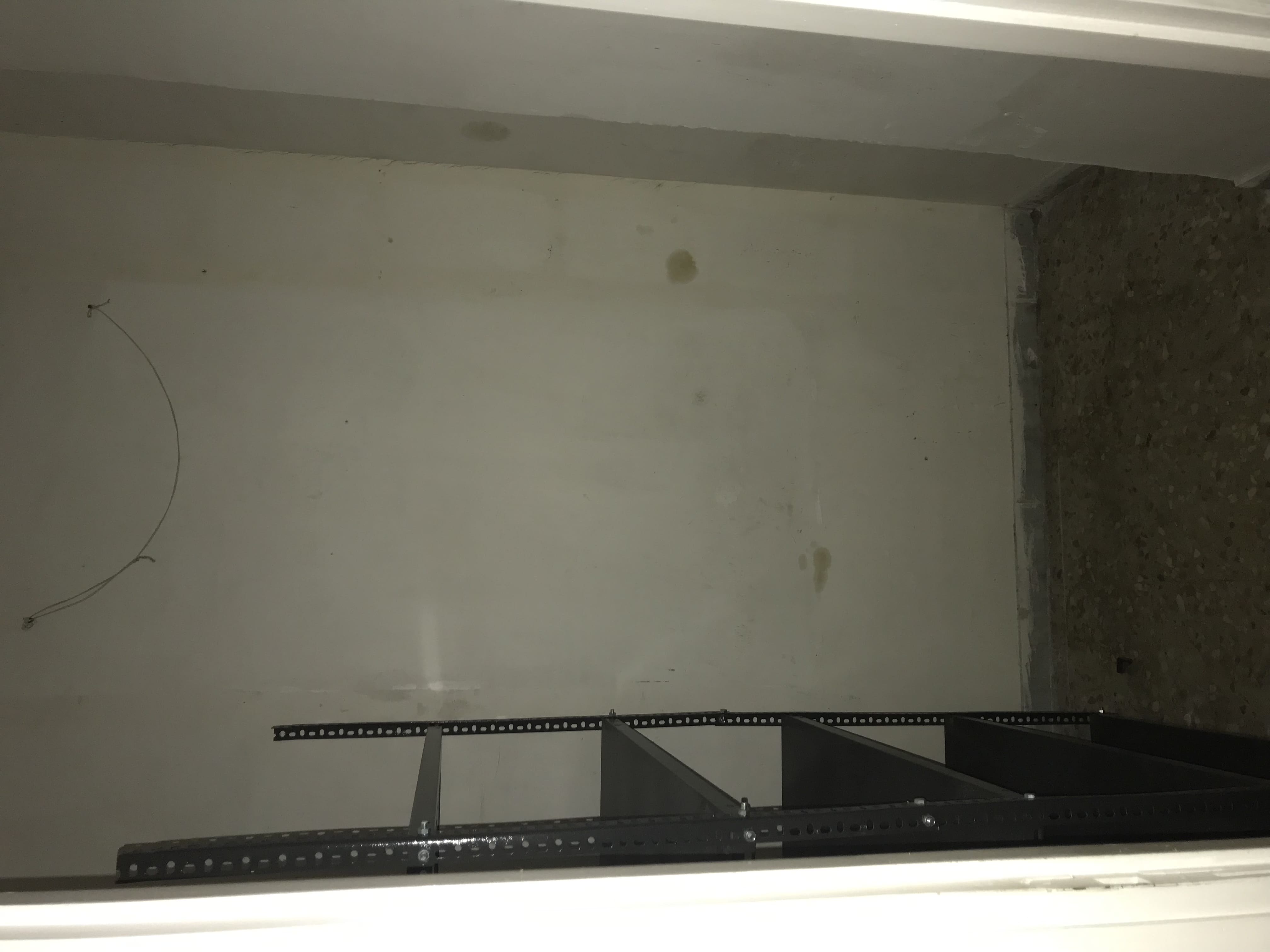 Abitazione int.4 di 8,5 vani con ascensore + balconi. Dati catastali [N.C.E.U.]: cat.A/3, fg. 853, part. 371, sub. 5. Sup cat. 147. Piena proprietà lotto libero.