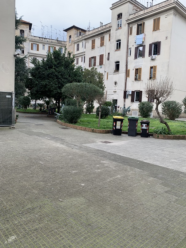 Abitazione int.4 di 3,5 vani con ascensore. Dati catastali [N.C.E.U.]: cat.A/4, fg. 517, part. 5, sub. 39. Sup cat. 68. Piena proprietà lotto libero.