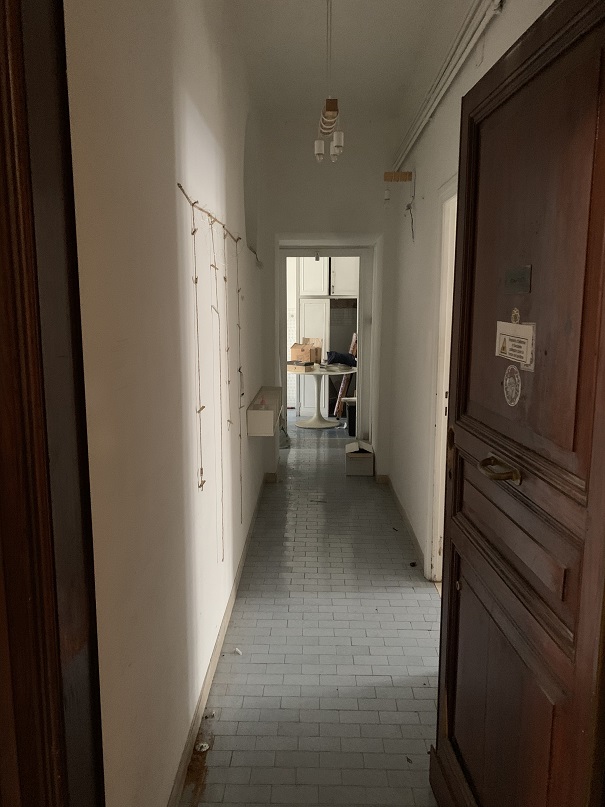 Abitazione int.4 di 3,5 vani con ascensore. Dati catastali [N.C.E.U.]: cat.A/4, fg. 517, part. 5, sub. 39. Sup cat. 68. Piena proprietà lotto libero.