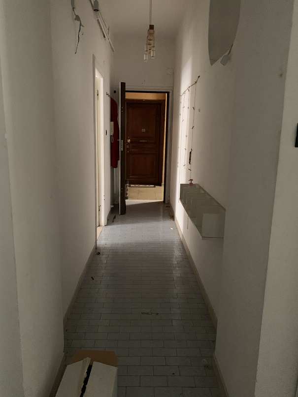 Abitazione int.4 di 3,5 vani con ascensore. Dati catastali [N.C.E.U.]: cat.A/4, fg. 517, part. 5, sub. 39. Sup cat. 68. Piena proprietà lotto libero.