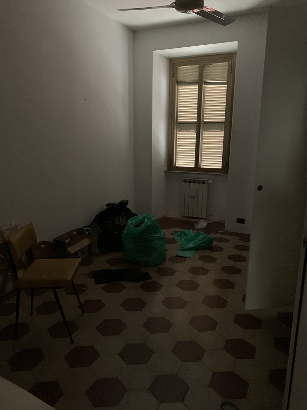 Abitazione int.4 di 3,5 vani con ascensore. Dati catastali [N.C.E.U.]: cat.A/4, fg. 517, part. 5, sub. 39. Sup cat. 68. Piena proprietà lotto libero.