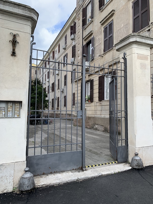 Abitazione int.40 di 2,5 vani senza ascensore. Dati catastali [N.C.E.U.]: cat.A/4, fg. 516, part. 116, sub. 41. Sup cat. 41. Piena proprietà lotto libero.