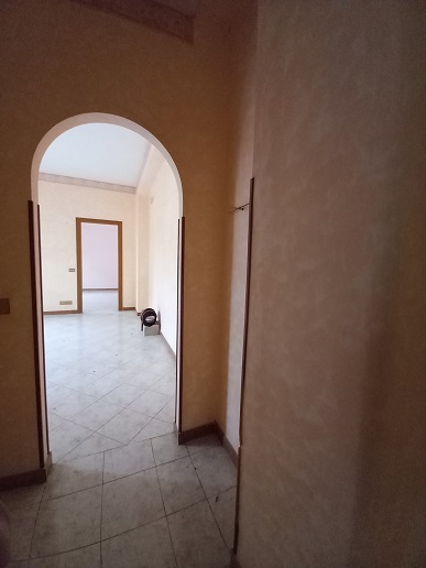 Abitazione int.14 di 3,5 vani con ascensore. Dati catastali [N.C.E.U.]: cat.A/4, fg. 454, part. 34, sub. 84. Sup cat. 65. Piena proprietà lotto libero.