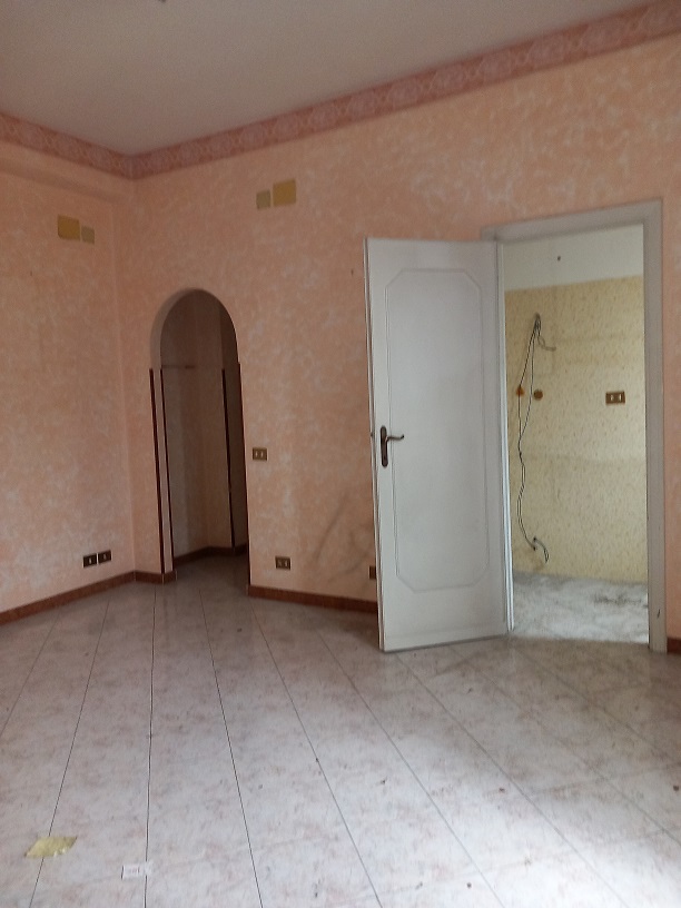 Abitazione int.14 di 3,5 vani con ascensore. Dati catastali [N.C.E.U.]: cat.A/4, fg. 454, part. 34, sub. 84. Sup cat. 65. Piena proprietà lotto libero.