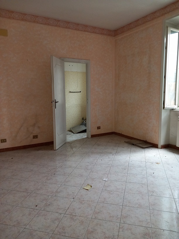 Abitazione int.14 di 3,5 vani con ascensore. Dati catastali [N.C.E.U.]: cat.A/4, fg. 454, part. 34, sub. 84. Sup cat. 65. Piena proprietà lotto libero.