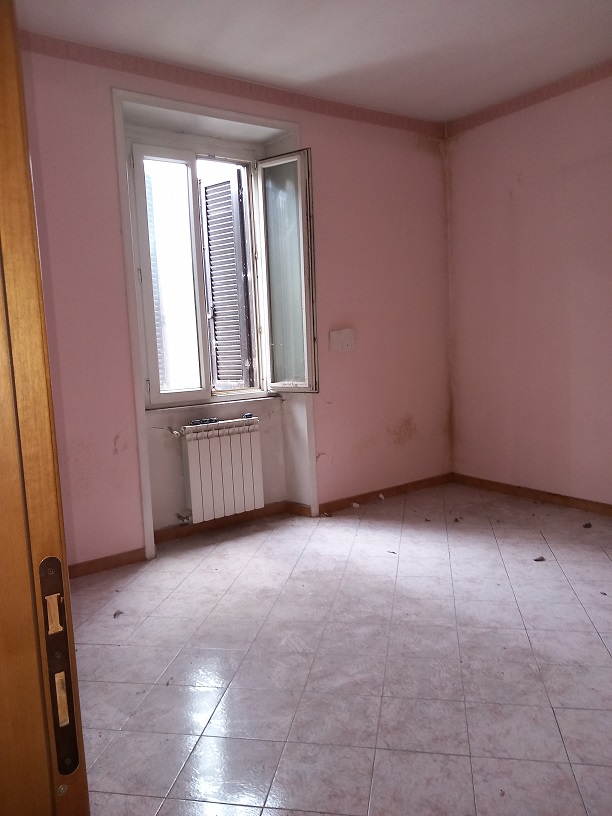 Abitazione int.14 di 3,5 vani con ascensore. Dati catastali [N.C.E.U.]: cat.A/4, fg. 454, part. 34, sub. 84. Sup cat. 65. Piena proprietà lotto libero.