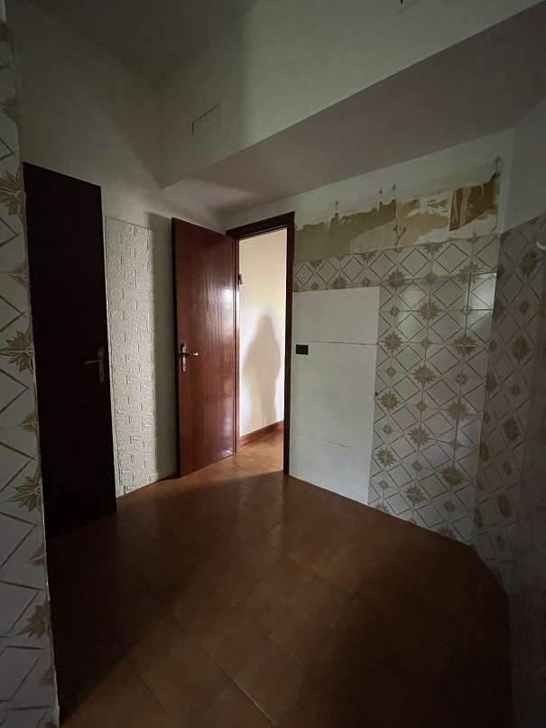 Abitazione int.21 di 3,5 vani con ascensore. Dati catastali [N.C.E.U.]: cat.A/4, fg. 454, part. 32, sub. 101. Sup cat. 53. Piena proprietà lotto libero.