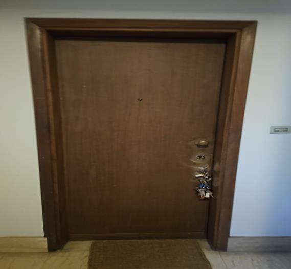 Abitazione signorile al terzo piano con due ascensori; due accessi, vano ingresso e di servizio in cucina. H 3,00 mt e ben illuminata, divisa in zona giorno e zona notte, composti da ingresso, disimpegno, cucina, soggiorno, guardaroba, due camere, ripostiglio e due servizi igienici. Un balcone e due terrazze chiuse da veranda. L’affaccio su due lati, con esposizione prevalente verso sud-est.  Cantina int. 6 posta al piano primo seminterrato H 2,50 mt. Posto auto coperto int. 7 al piano secondo seminterrato H 2,80 mt, delimitato da due tramezzi laterali e dal muro di tamponamento sul fondo. Id. Cat. [N.C.E.U.] Un. Res. cat. A/1 fg 76 part. 42 sub 565  - Un. sec. cat. C/2 fg 76 part. 42 sub 532  - Un. sec. cat. C/6 fg 76 part. 42 sub 510. Sup. (arr.) mq cat. 121+6+19. Libero. Piena Proprietà