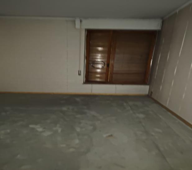 Abitazione signorile al terzo piano con due ascensori; due accessi, vano ingresso e di servizio in cucina. H 3,00 mt e ben illuminata, divisa in zona giorno e zona notte, composti da ingresso, disimpegno, cucina, soggiorno, guardaroba, due camere, ripostiglio e due servizi igienici. Un balcone e due terrazze chiuse da veranda. L’affaccio su due lati, con esposizione prevalente verso sud-est.  Cantina int. 6 posta al piano primo seminterrato H 2,50 mt. Posto auto coperto int. 7 al piano secondo seminterrato H 2,80 mt, delimitato da due tramezzi laterali e dal muro di tamponamento sul fondo. Id. Cat. [N.C.E.U.] Un. Res. cat. A/1 fg 76 part. 42 sub 565  - Un. sec. cat. C/2 fg 76 part. 42 sub 532  - Un. sec. cat. C/6 fg 76 part. 42 sub 510. Sup. (arr.) mq cat. 121+6+19. Libero. Piena Proprietà