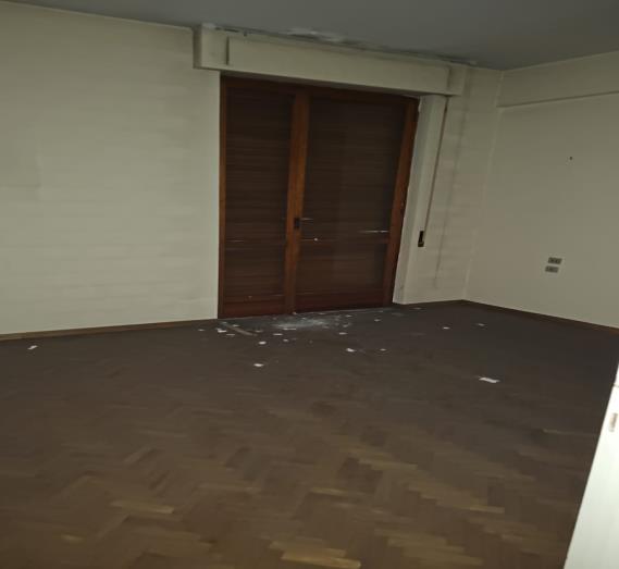 Abitazione signorile al terzo piano con due ascensori; due accessi, vano ingresso e di servizio in cucina. H 3,00 mt e ben illuminata, divisa in zona giorno e zona notte, composti da ingresso, disimpegno, cucina, soggiorno, guardaroba, due camere, ripostiglio e due servizi igienici. Un balcone e due terrazze chiuse da veranda. L’affaccio su due lati, con esposizione prevalente verso sud-est.  Cantina int. 6 posta al piano primo seminterrato H 2,50 mt. Posto auto coperto int. 7 al piano secondo seminterrato H 2,80 mt, delimitato da due tramezzi laterali e dal muro di tamponamento sul fondo. Id. Cat. [N.C.E.U.] Un. Res. cat. A/1 fg 76 part. 42 sub 565  - Un. sec. cat. C/2 fg 76 part. 42 sub 532  - Un. sec. cat. C/6 fg 76 part. 42 sub 510. Sup. (arr.) mq cat. 121+6+19. Libero. Piena Proprietà