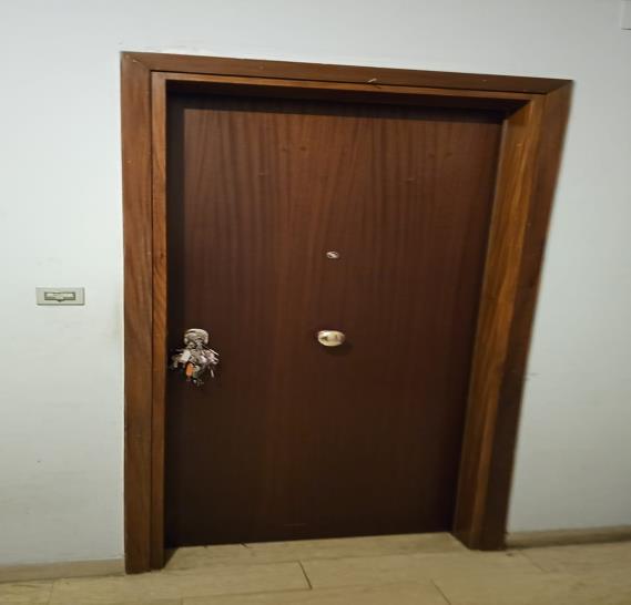 Abitazione signorile al secondo piano. Due ascensori, due accessi, vano ingresso e di servizio verso vano cucina e il ripostiglio. H 3,00 m e molto ben illuminati con divisione della zona giorno e della zona notte. Ingresso, due disimpegni, cucina, doppio soggiorno, due camere, due ripostigli e un solo servizio igienico. Due balconi, entrambi affacciati su via Landino. Cantina int. 5 posta al piano primo seminterrato H 2,50 mt., condizioni scadenti nelle finiture e negli intonaci. Posto auto coperto int. 1 al piano secondo seminterrato H 2,80 m. Id. Cat. [N.C.E.U.] Un. Res. cat. A/1 foglio 76 part. 42 sub 543  - Un. sec. cat. C/2 foglio 76 part. 42 sub 544  - Un. sec. cat. C/6 foglio 76 part. 42 sub 504. Sup. (arr.) mq cat 131  - mq cat. 10  - mq cat. 12. Libero. Piena Proprietà