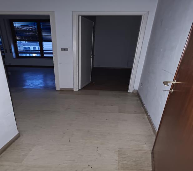 Abitazione signorile al secondo piano. Due ascensori, due accessi, vano ingresso e di servizio verso vano cucina e il ripostiglio. H 3,00 m e molto ben illuminati con divisione della zona giorno e della zona notte. Ingresso, due disimpegni, cucina, doppio soggiorno, due camere, due ripostigli e un solo servizio igienico. Due balconi, entrambi affacciati su via Landino. Cantina int. 5 posta al piano primo seminterrato H 2,50 mt., condizioni scadenti nelle finiture e negli intonaci. Posto auto coperto int. 1 al piano secondo seminterrato H 2,80 m. Id. Cat. [N.C.E.U.] Un. Res. cat. A/1 foglio 76 part. 42 sub 543  - Un. sec. cat. C/2 foglio 76 part. 42 sub 544  - Un. sec. cat. C/6 foglio 76 part. 42 sub 504. Sup. (arr.) mq cat 131  - mq cat. 10  - mq cat. 12. Libero. Piena Proprietà