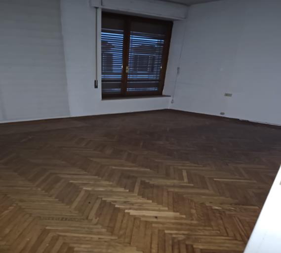 Abitazione signorile al secondo piano. Due ascensori, due accessi, vano ingresso e di servizio verso vano cucina e il ripostiglio. H 3,00 m e molto ben illuminati con divisione della zona giorno e della zona notte. Ingresso, due disimpegni, cucina, doppio soggiorno, due camere, due ripostigli e un solo servizio igienico. Due balconi, entrambi affacciati su via Landino. Cantina int. 5 posta al piano primo seminterrato H 2,50 mt., condizioni scadenti nelle finiture e negli intonaci. Posto auto coperto int. 1 al piano secondo seminterrato H 2,80 m. Id. Cat. [N.C.E.U.] Un. Res. cat. A/1 foglio 76 part. 42 sub 543  - Un. sec. cat. C/2 foglio 76 part. 42 sub 544  - Un. sec. cat. C/6 foglio 76 part. 42 sub 504. Sup. (arr.) mq cat 131  - mq cat. 10  - mq cat. 12. Libero. Piena Proprietà