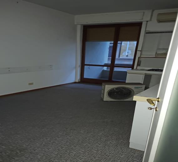 Abitazione signorile al secondo piano. Due ascensori, due accessi, vano ingresso e di servizio verso vano cucina e il ripostiglio. H 3,00 m e molto ben illuminati con divisione della zona giorno e della zona notte. Ingresso, due disimpegni, cucina, doppio soggiorno, due camere, due ripostigli e un solo servizio igienico. Due balconi, entrambi affacciati su via Landino. Cantina int. 5 posta al piano primo seminterrato H 2,50 mt., condizioni scadenti nelle finiture e negli intonaci. Posto auto coperto int. 1 al piano secondo seminterrato H 2,80 m. Id. Cat. [N.C.E.U.] Un. Res. cat. A/1 foglio 76 part. 42 sub 543  - Un. sec. cat. C/2 foglio 76 part. 42 sub 544  - Un. sec. cat. C/6 foglio 76 part. 42 sub 504. Sup. (arr.) mq cat 131  - mq cat. 10  - mq cat. 12. Libero. Piena Proprietà