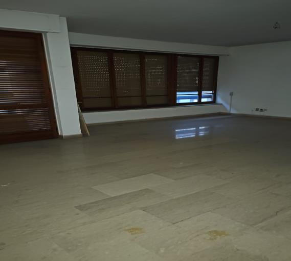 Abitazione signorile al secondo piano. Due ascensori, due accessi, vano ingresso e di servizio verso vano cucina e il ripostiglio. H 3,00 m e molto ben illuminati con divisione della zona giorno e della zona notte. Ingresso, due disimpegni, cucina, doppio soggiorno, due camere, due ripostigli e un solo servizio igienico. Due balconi, entrambi affacciati su via Landino. Cantina int. 5 posta al piano primo seminterrato H 2,50 mt., condizioni scadenti nelle finiture e negli intonaci. Posto auto coperto int. 1 al piano secondo seminterrato H 2,80 m. Id. Cat. [N.C.E.U.] Un. Res. cat. A/1 foglio 76 part. 42 sub 543  - Un. sec. cat. C/2 foglio 76 part. 42 sub 544  - Un. sec. cat. C/6 foglio 76 part. 42 sub 504. Sup. (arr.) mq cat 131  - mq cat. 10  - mq cat. 12. Libero. Piena Proprietà