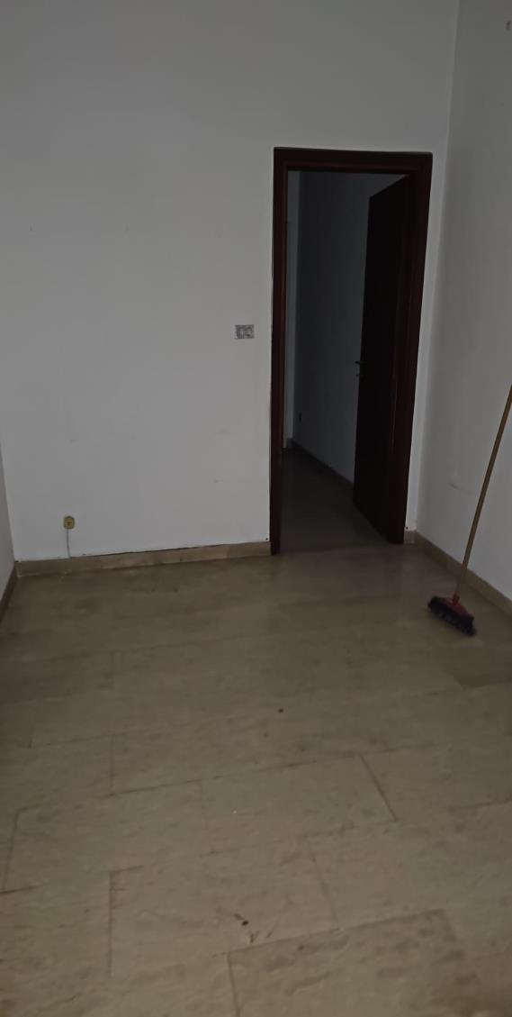Abitazione signorile al secondo piano. Due ascensori, due accessi, vano ingresso e di servizio verso vano cucina e il ripostiglio. H 3,00 m e molto ben illuminati con divisione della zona giorno e della zona notte. Ingresso, due disimpegni, cucina, doppio soggiorno, due camere, due ripostigli e un solo servizio igienico. Due balconi, entrambi affacciati su via Landino. Cantina int. 5 posta al piano primo seminterrato H 2,50 mt., condizioni scadenti nelle finiture e negli intonaci. Posto auto coperto int. 1 al piano secondo seminterrato H 2,80 m. Id. Cat. [N.C.E.U.] Un. Res. cat. A/1 foglio 76 part. 42 sub 543  - Un. sec. cat. C/2 foglio 76 part. 42 sub 544  - Un. sec. cat. C/6 foglio 76 part. 42 sub 504. Sup. (arr.) mq cat 131  - mq cat. 10  - mq cat. 12. Libero. Piena Proprietà
