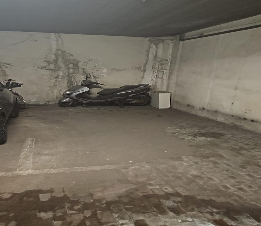 Abitazione signorile al secondo piano. Due ascensori, due accessi, vano ingresso e di servizio verso vano cucina e il ripostiglio. H 3,00 m e molto ben illuminati con divisione della zona giorno e della zona notte. Ingresso, due disimpegni, cucina, doppio soggiorno, due camere, due ripostigli e un solo servizio igienico. Due balconi, entrambi affacciati su via Landino. Cantina int. 5 posta al piano primo seminterrato H 2,50 mt., condizioni scadenti nelle finiture e negli intonaci. Posto auto coperto int. 1 al piano secondo seminterrato H 2,80 m. Id. Cat. [N.C.E.U.] Un. Res. cat. A/1 foglio 76 part. 42 sub 543  - Un. sec. cat. C/2 foglio 76 part. 42 sub 544  - Un. sec. cat. C/6 foglio 76 part. 42 sub 504. Sup. (arr.) mq cat 131  - mq cat. 10  - mq cat. 12. Libero. Piena Proprietà