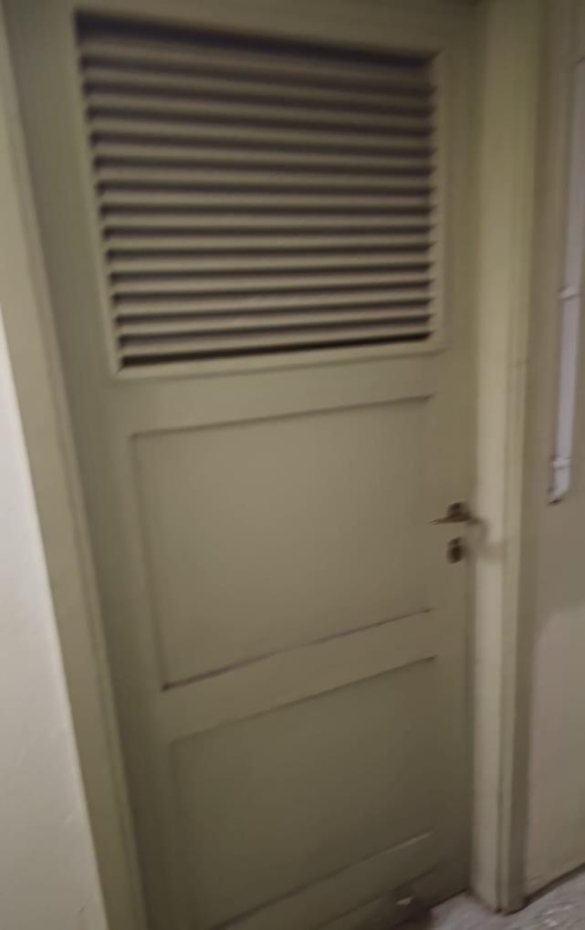 Abitazione signorile al secondo piano. Due ascensori, due accessi, vano ingresso e di servizio verso vano cucina e il ripostiglio. H 3,00 m e molto ben illuminati con divisione della zona giorno e della zona notte. Ingresso, due disimpegni, cucina, doppio soggiorno, due camere, due ripostigli e un solo servizio igienico. Due balconi, entrambi affacciati su via Landino. Cantina int. 5 posta al piano primo seminterrato H 2,50 mt., condizioni scadenti nelle finiture e negli intonaci. Posto auto coperto int. 1 al piano secondo seminterrato H 2,80 m. Id. Cat. [N.C.E.U.] Un. Res. cat. A/1 foglio 76 part. 42 sub 543  - Un. sec. cat. C/2 foglio 76 part. 42 sub 544  - Un. sec. cat. C/6 foglio 76 part. 42 sub 504. Sup. (arr.) mq cat 131  - mq cat. 10  - mq cat. 12. Libero. Piena Proprietà