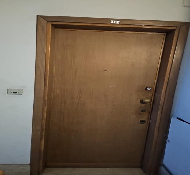 Abitazione signorile al sesto piano. Due ingressi, dal vano scala comune dotato di ascensore e l’altro da ulteriore ascensore e disimpegno condominiale.Zona giorno composta da disimpegno senza vano di ingresso, guardaroba, servizio igienico, cucina non disimpegnata, ampio salotto a doppio vano e vano di ingresso su cui sbarca l’ascensore di servizio posto fra il salotto e la zona notte; zona notte composta da disimpegno, tre camere e due servizi igienici. Cantina H 2,50 mt al primo piano seminterrato. Posto auto coperto int. 19 al piano secondo seminterrato larghezza accesso pari a 1,85 m.. Id. Cat. [N.C.E.U.] Unità Res. cat. A/1 foglio 76 part. 42 sub 30  - Unità sec. cat. C/6 foglio 76 part. 42 sub 522. Sup. (arr.) mq catastali 186  - mq catastali 15. Libero. Piena Proprietà