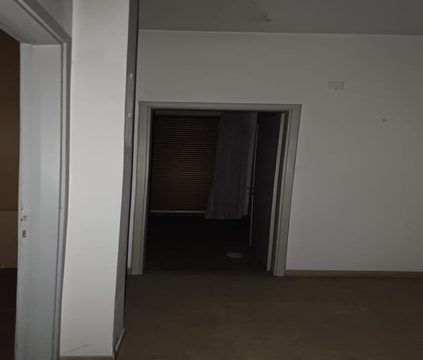 Abitazione signorile al sesto piano. Due ingressi, dal vano scala comune dotato di ascensore e l’altro da ulteriore ascensore e disimpegno condominiale.Zona giorno composta da disimpegno senza vano di ingresso, guardaroba, servizio igienico, cucina non disimpegnata, ampio salotto a doppio vano e vano di ingresso su cui sbarca l’ascensore di servizio posto fra il salotto e la zona notte; zona notte composta da disimpegno, tre camere e due servizi igienici. Cantina H 2,50 mt al primo piano seminterrato. Posto auto coperto int. 19 al piano secondo seminterrato larghezza accesso pari a 1,85 m.. Id. Cat. [N.C.E.U.] Unità Res. cat. A/1 foglio 76 part. 42 sub 30  - Unità sec. cat. C/6 foglio 76 part. 42 sub 522. Sup. (arr.) mq catastali 186  - mq catastali 15. Libero. Piena Proprietà