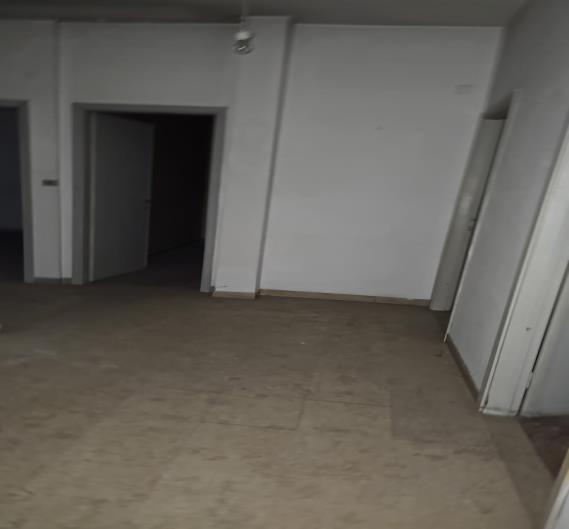 Abitazione signorile al sesto piano. Due ingressi, dal vano scala comune dotato di ascensore e l’altro da ulteriore ascensore e disimpegno condominiale.Zona giorno composta da disimpegno senza vano di ingresso, guardaroba, servizio igienico, cucina non disimpegnata, ampio salotto a doppio vano e vano di ingresso su cui sbarca l’ascensore di servizio posto fra il salotto e la zona notte; zona notte composta da disimpegno, tre camere e due servizi igienici. Cantina H 2,50 mt al primo piano seminterrato. Posto auto coperto int. 19 al piano secondo seminterrato larghezza accesso pari a 1,85 m.. Id. Cat. [N.C.E.U.] Unità Res. cat. A/1 foglio 76 part. 42 sub 30  - Unità sec. cat. C/6 foglio 76 part. 42 sub 522. Sup. (arr.) mq catastali 186  - mq catastali 15. Libero. Piena Proprietà