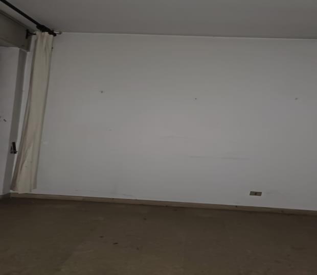 Abitazione signorile al sesto piano. Due ingressi, dal vano scala comune dotato di ascensore e l’altro da ulteriore ascensore e disimpegno condominiale.Zona giorno composta da disimpegno senza vano di ingresso, guardaroba, servizio igienico, cucina non disimpegnata, ampio salotto a doppio vano e vano di ingresso su cui sbarca l’ascensore di servizio posto fra il salotto e la zona notte; zona notte composta da disimpegno, tre camere e due servizi igienici. Cantina H 2,50 mt al primo piano seminterrato. Posto auto coperto int. 19 al piano secondo seminterrato larghezza accesso pari a 1,85 m.. Id. Cat. [N.C.E.U.] Unità Res. cat. A/1 foglio 76 part. 42 sub 30  - Unità sec. cat. C/6 foglio 76 part. 42 sub 522. Sup. (arr.) mq catastali 186  - mq catastali 15. Libero. Piena Proprietà