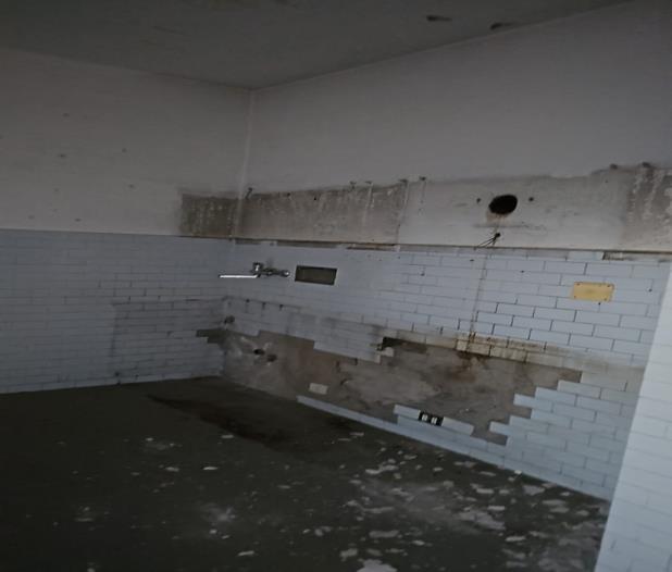 Abitazione signorile al sesto piano. Due ingressi, dal vano scala comune dotato di ascensore e l’altro da ulteriore ascensore e disimpegno condominiale.Zona giorno composta da disimpegno senza vano di ingresso, guardaroba, servizio igienico, cucina non disimpegnata, ampio salotto a doppio vano e vano di ingresso su cui sbarca l’ascensore di servizio posto fra il salotto e la zona notte; zona notte composta da disimpegno, tre camere e due servizi igienici. Cantina H 2,50 mt al primo piano seminterrato. Posto auto coperto int. 19 al piano secondo seminterrato larghezza accesso pari a 1,85 m.. Id. Cat. [N.C.E.U.] Unità Res. cat. A/1 foglio 76 part. 42 sub 30  - Unità sec. cat. C/6 foglio 76 part. 42 sub 522. Sup. (arr.) mq catastali 186  - mq catastali 15. Libero. Piena Proprietà