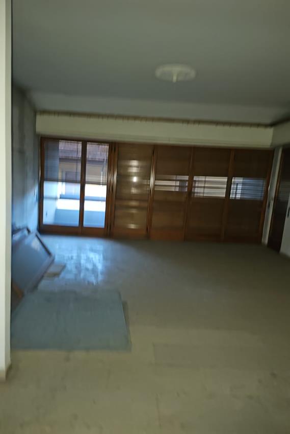 Abitazione signorile al sesto piano. Due ingressi, dal vano scala comune dotato di ascensore e l’altro da ulteriore ascensore e disimpegno condominiale.Zona giorno composta da disimpegno senza vano di ingresso, guardaroba, servizio igienico, cucina non disimpegnata, ampio salotto a doppio vano e vano di ingresso su cui sbarca l’ascensore di servizio posto fra il salotto e la zona notte; zona notte composta da disimpegno, tre camere e due servizi igienici. Cantina H 2,50 mt al primo piano seminterrato. Posto auto coperto int. 19 al piano secondo seminterrato larghezza accesso pari a 1,85 m.. Id. Cat. [N.C.E.U.] Unità Res. cat. A/1 foglio 76 part. 42 sub 30  - Unità sec. cat. C/6 foglio 76 part. 42 sub 522. Sup. (arr.) mq catastali 186  - mq catastali 15. Libero. Piena Proprietà